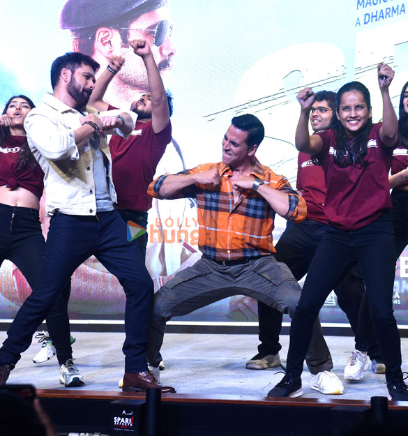 photos akshay kumar and emraan hashmi promote their film selfiee at a college in juhu 0990 2