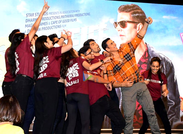 photos akshay kumar and emraan hashmi promote their film selfiee at a college in juhu 1