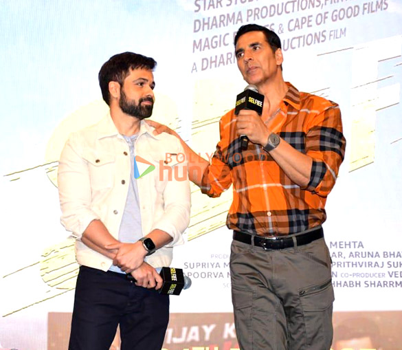 photos akshay kumar and emraan hashmi promote their film selfiee at a college in juhu 5