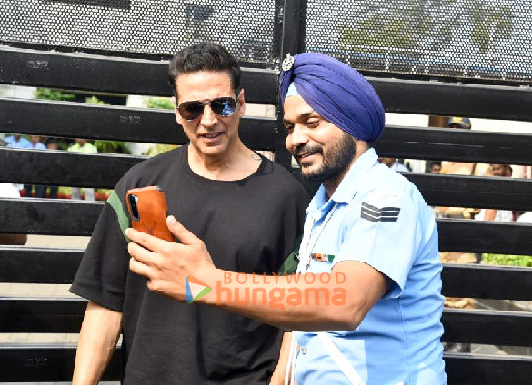 photos akshay kumar and emraan hashmi spotted at the kalina airport promoting selfiee 1