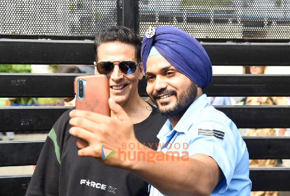 photos akshay kumar and emraan hashmi spotted at the kalina airport promoting selfiee 6