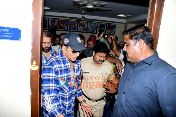 photos akshay kumar snapped at andheri rto office for his international driving license 3