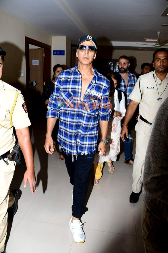photos akshay kumar snapped at andheri rto office for his international driving license 4