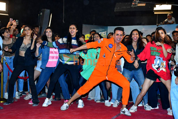 photos akshay kumar snapped promoting selfiee 8