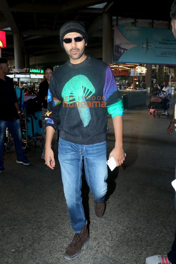 photos anushka sharma virat kohli sanjay dutt and others snapped at the airport 5 3