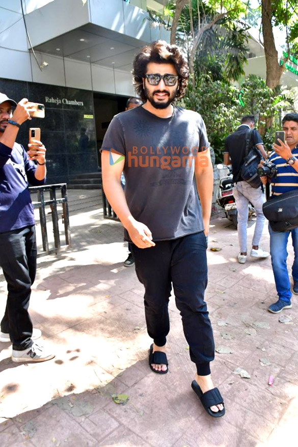 photos arjun kapoor spotted at a clinic in santacruz 4