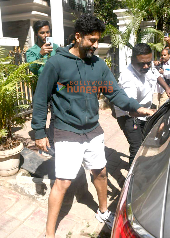 photos farhan akhtar spotted in bandra 1