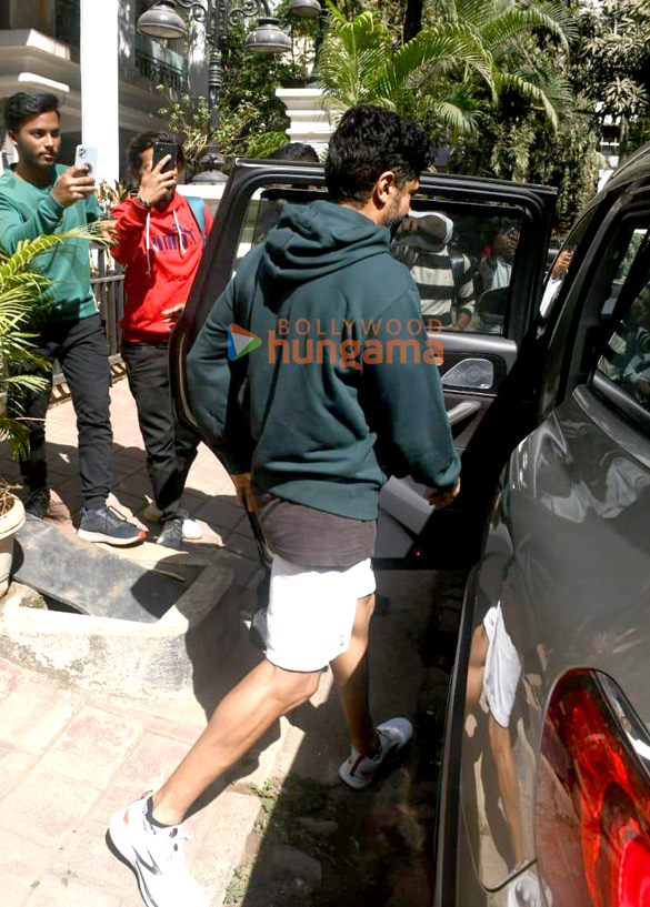 photos farhan akhtar spotted in bandra 3