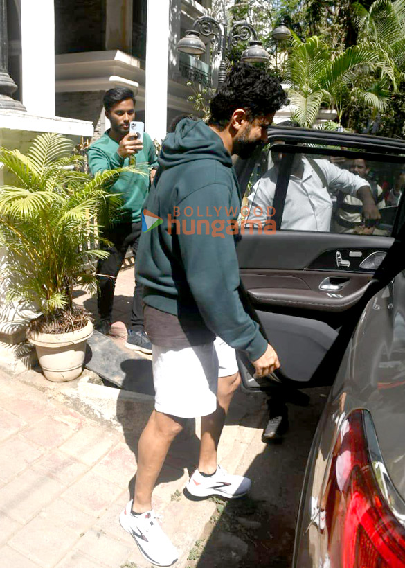 photos farhan akhtar spotted in bandra 4