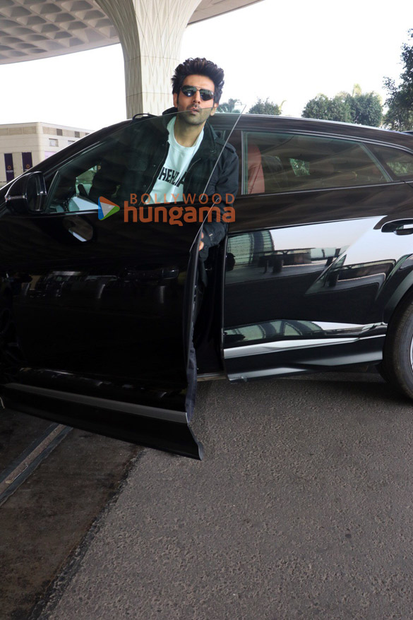 photos kartik aaryan kriti sanon shriya saran and others snapped at the airport 3