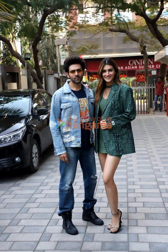 photos kartik aaryan and kriti sanon snapped promoting their film shehzada 5 2