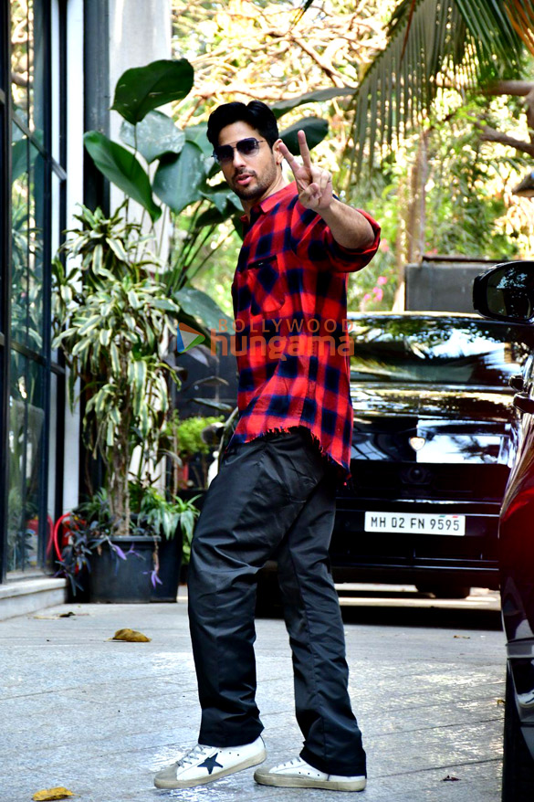 photos kartik aaryan and sidharth malhotra snapped at maddock films office 5