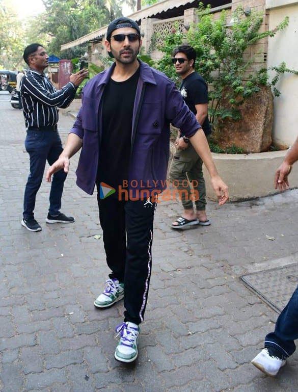 photos kartik aaryan snapped at a dance class in juhu 1 2