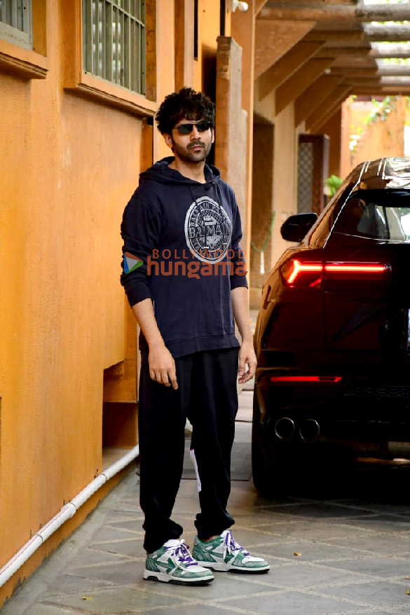 photos kartik aaryan snapped at a dance class in juhu 3 3