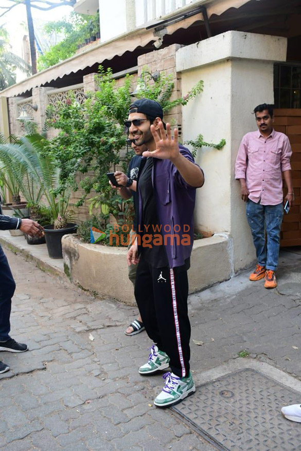 photos kartik aaryan snapped at a dance class in juhu 3 2