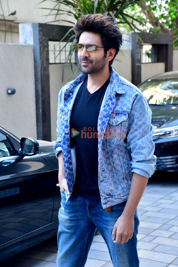 photos kartik aaryan snapped at the t series office 1