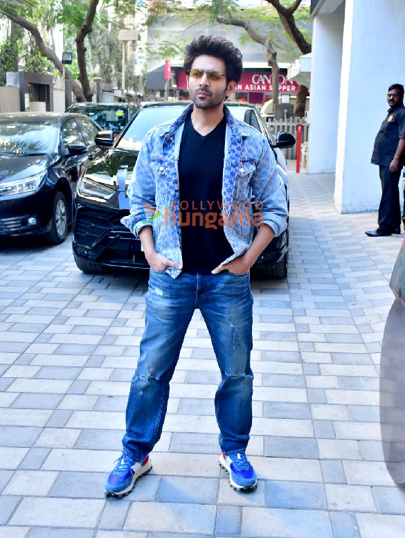 photos kartik aaryan snapped at the t series office 4