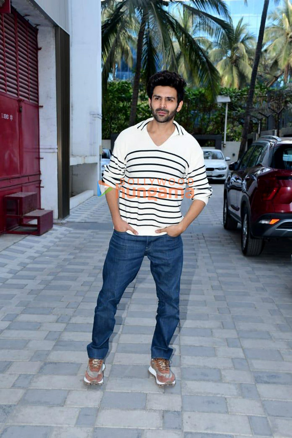 photos kartik aaryan snapped promoting his film shehzada 3 2