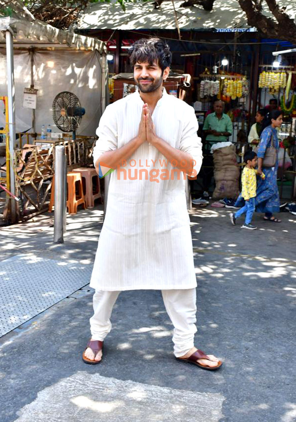 photos kartik aaryan visits siddhivinayak temple to seek blessings on the release day of shehzada 1