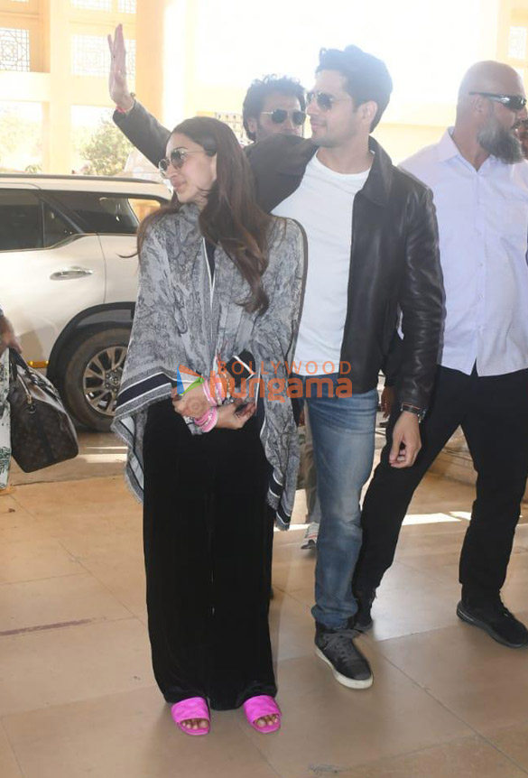 photos kiara advani and sidharth malhotra snapped at the airport after their marriage 2