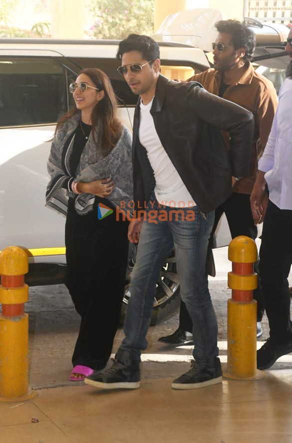 Photos: Kiara Advani and Sidharth Malhotra snapped at the airport after their marriage