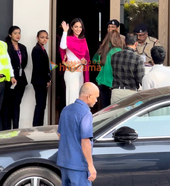 photos kiara advani spotted at kalina airport leaving for jaisalmer for her wedding 3