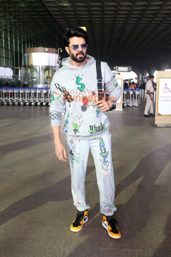 photos nushrratt bharuccha janhvi kapoor maniesh paul and others snapped at the airport 9