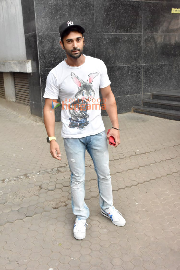 photos pulkit samrat spotted outside a clinic in santacruz 2