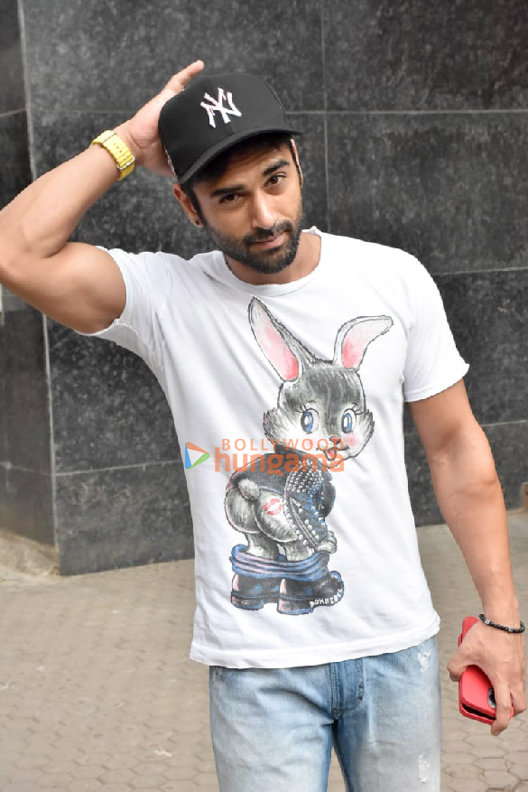 photos pulkit samrat spotted outside a clinic in santacruz 3