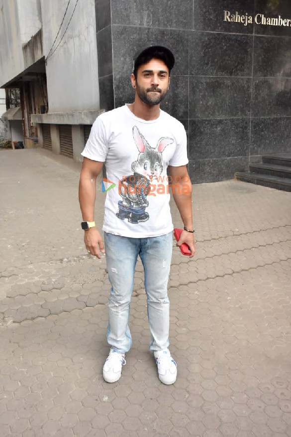 photos pulkit samrat spotted outside a clinic in santacruz 4