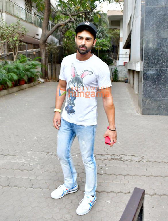photos pulkit samrat spotted outside a clinic in santacruz 5