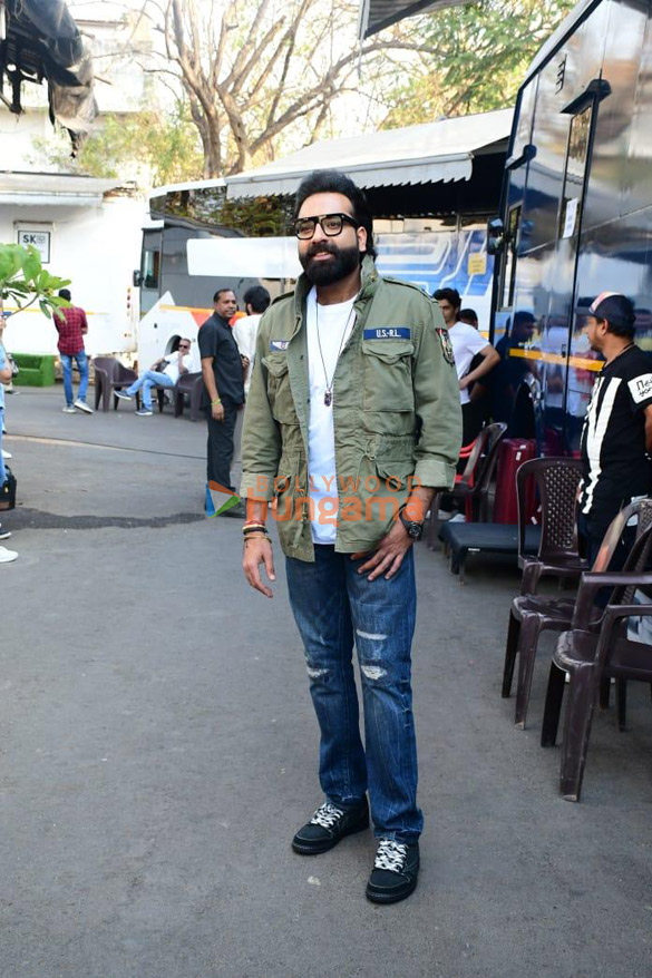 photos ranbir kapoor and anubhav singh bassi snapped promoting tu jhoothi main makkaar on the sets of the kapil sharma show 4