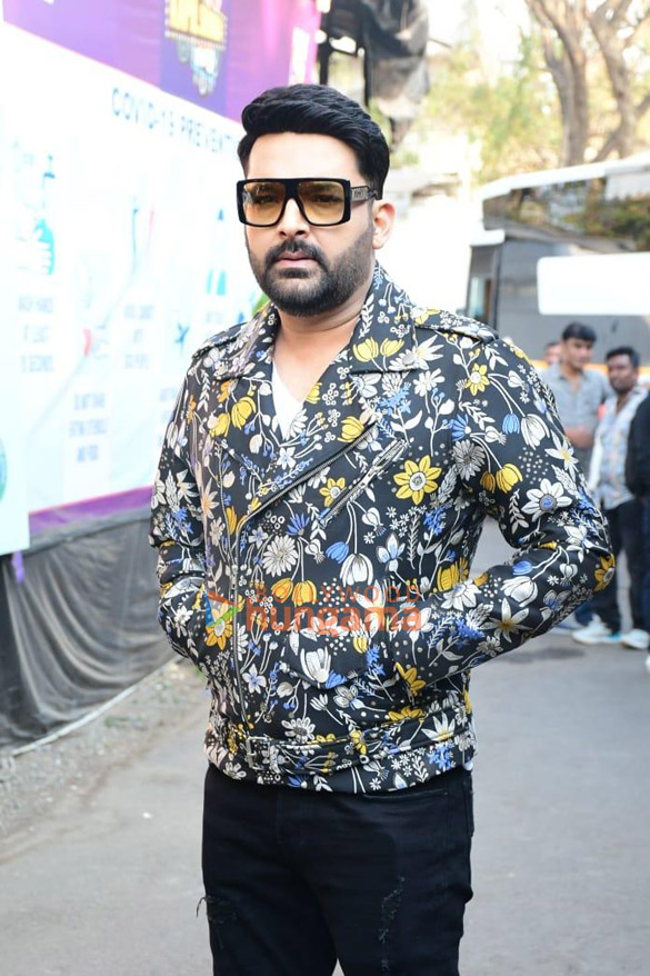 photos ranbir kapoor and anubhav singh bassi snapped promoting tu jhoothi main makkaar on the sets of the kapil sharma show 6