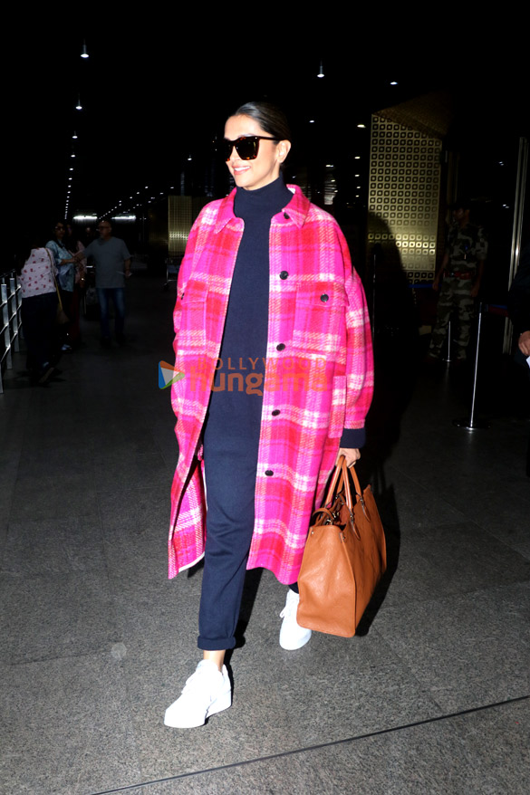 Photos: Ranveer Singh, Deepika Padukone and others snapped at the airport Photos: Ranveer Singh, Deepika Padukone and others snapped at the airport