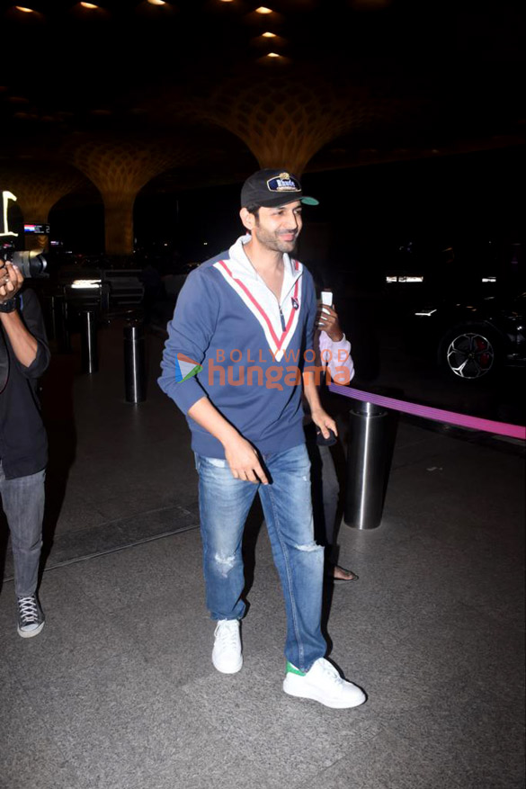 photos ranveer singh deepika padukone and others snapped at the airport 1 6