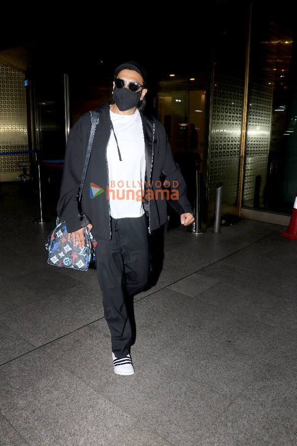 photos ranveer singh and pooja hegde snapped at the airport 1 3