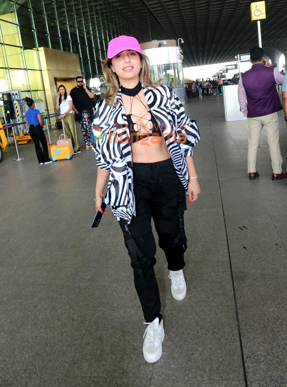 photos sara ali khan rakul preet singh tamannaah bhatia and others snapped at the airport 7