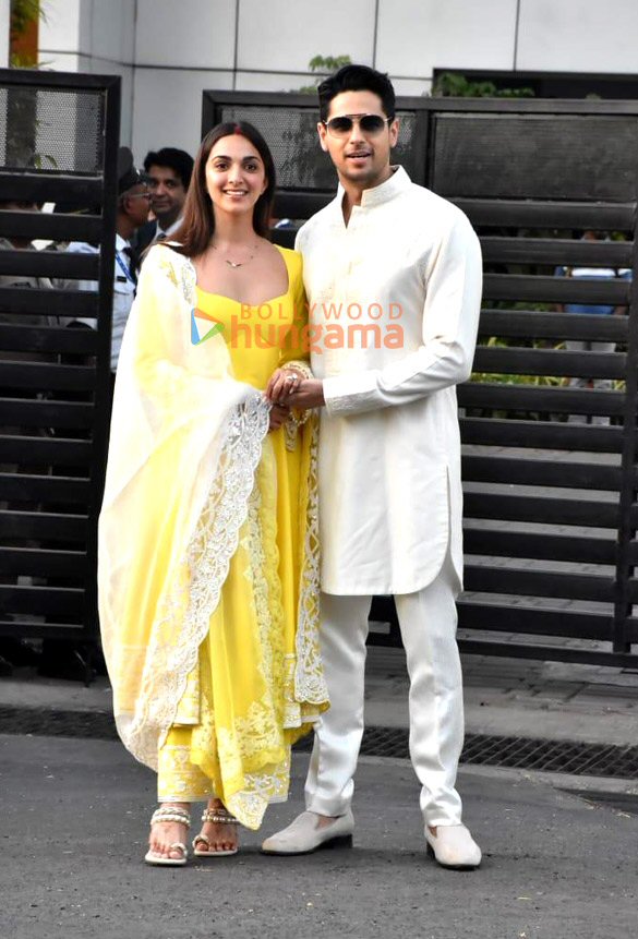 Photos: Sidharth Malhotra and Kiara Advani snapped at the Kalina airport