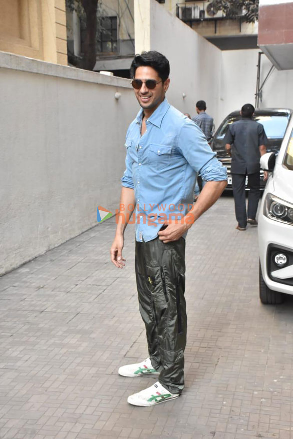 photos sidharth malhotra and shashank khaitan snapped at the dharma productions office 2