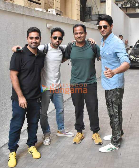 photos sidharth malhotra and shashank khaitan snapped at the dharma productions office 5