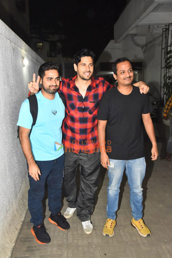 photos sidharth malhotra snapped at the dharma productions office 4
