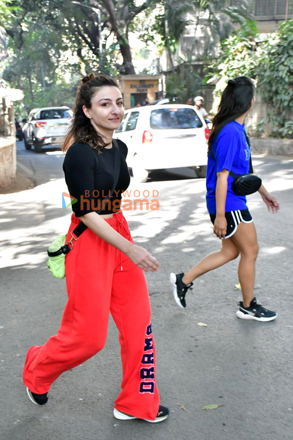 photos soha ali khan snapped in bandra 2