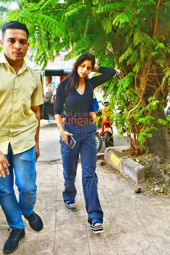 photos suhana khan snapped at a salon in juhu 4