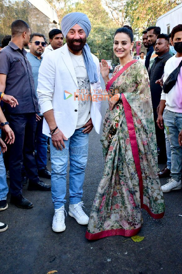 photos sunny deol and ameesha patel snapped promoting gadar 2 on the sets of bigg boss 16 6