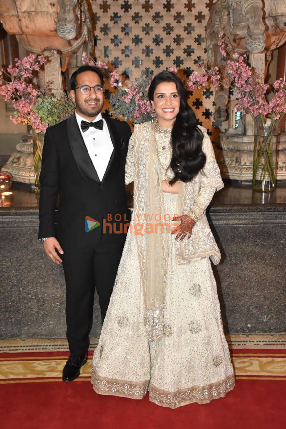 photos tusshar kapoor prasoon joshi and others snapped at ramesh s tauranis daughters wedding reception 02232 2