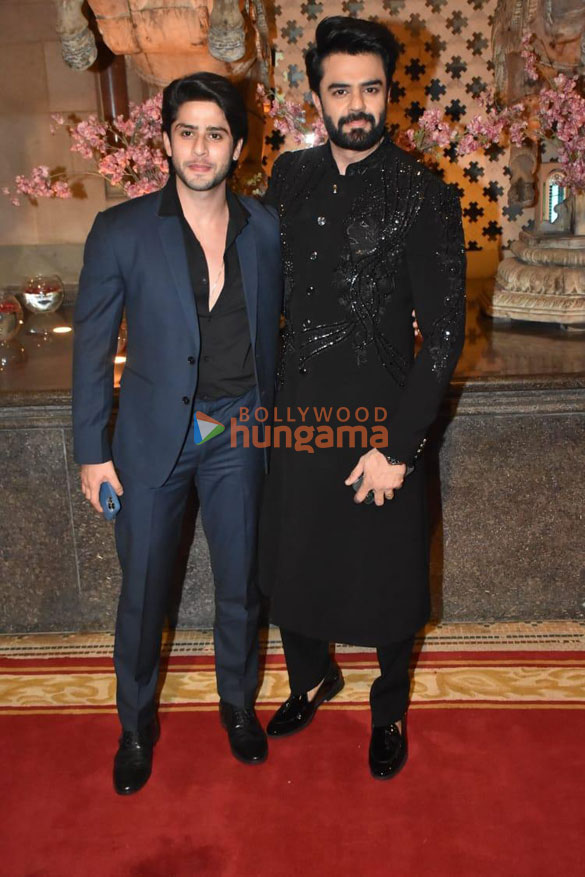 photos tusshar kapoor prasoon joshi and others snapped at ramesh s tauranis daughters wedding reception 0598 13