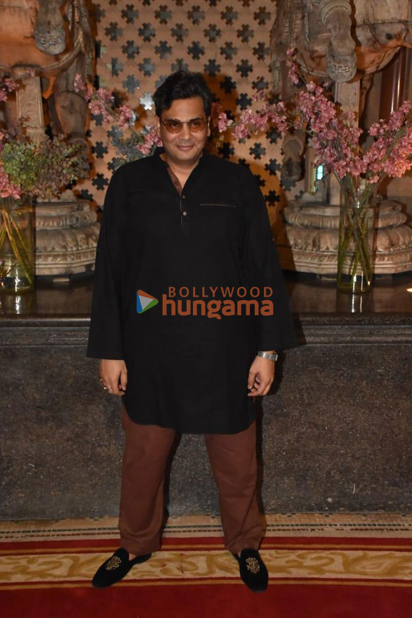 photos tusshar kapoor prasoon joshi and others snapped at ramesh s tauranis daughters wedding reception 0598 9