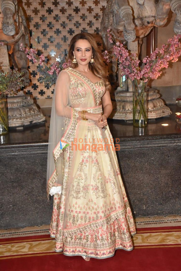 photos tusshar kapoor prasoon joshi and others snapped at ramesh s tauranis daughters wedding reception 1100 3