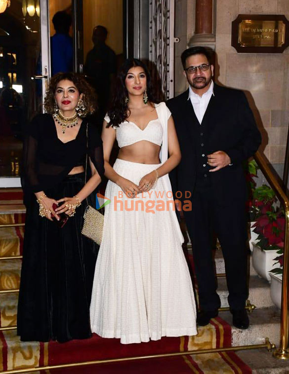photos tusshar kapoor prasoon joshi and others snapped at ramesh s tauranis daughters wedding reception 1100 7