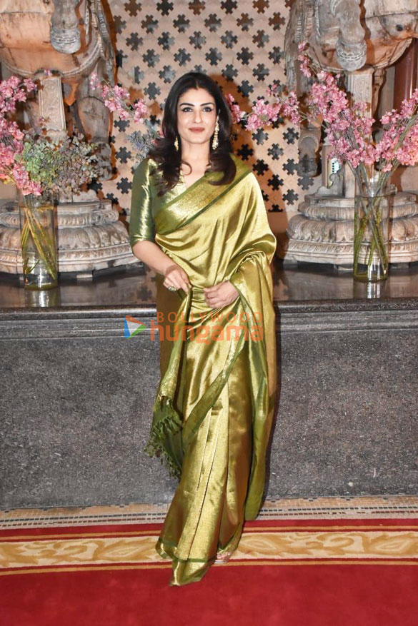 photos tusshar kapoor prasoon joshi and others snapped at ramesh s tauranis daughters wedding reception 1467 4